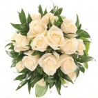 Букет невесты №76. Розы, Зелень. Нежный букет из кремовых роз изящно украшен  небольшими бусинками.

