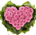 Сердце из 25 роз Аква. Розы, Зелень.  Изысканная композиция из розовых роз,выполненная в форме сердца в обрамлении свежей сочной зелени