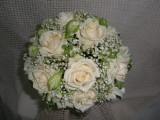 Букет невесты № 26. Роза, Альстромерия. Изысканный свадебный букет из роз и воздушной гипсофилы