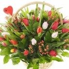 Яркая встреча. Тюльпаны, Гиперикум, Зелень.. Шикарная корзина из 49 нежных весенних цветов.