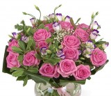 Соблазн. Розы, Эустома, Зелень. Женственный букет из 19 удивительных роз в окружении пышной зелени.