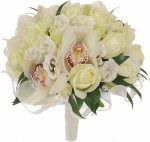 Букет невесты №33. Роза, Орхидеи, Эустома. Изящный миниатюрный букет из белых розочек и нежной орхидеи.
