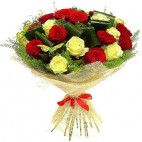 Просто люблю. Розы,Зелень.. Классический букет из 19 красных  и белых роз.
